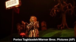 ภาพที่เผยแพร่โดย Warner Bros. Pictures เผยให้เห็นไมเคิล คีตัน ในฉากของภาพยนตร์ "Beetlejuice Beetlejuice." (Parisa Taghizadeh/Warner Bros. Pictures via AP)