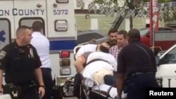 뉴욕 맨해튼 폭발사건 용의자로 지명 수배됐던 아흐마드 칸 라하미(28)가 19일 경찰과의 총격전 직후 검거돼 구급차로 옮겨지고 있다.