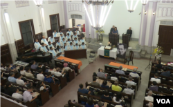 台湾民众2017年7月30日聚集在一个教堂追思刘晓波。（美国之音记者 黎堡摄）