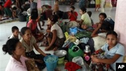 စစ်တွေ ဘုန်းကြီးကျောင်းတကျောင်းတွင် လာရောက်ခိုလှုံနေကြသော ဒေသခံ ရခိုင် ဒုက္ခသည်များ။