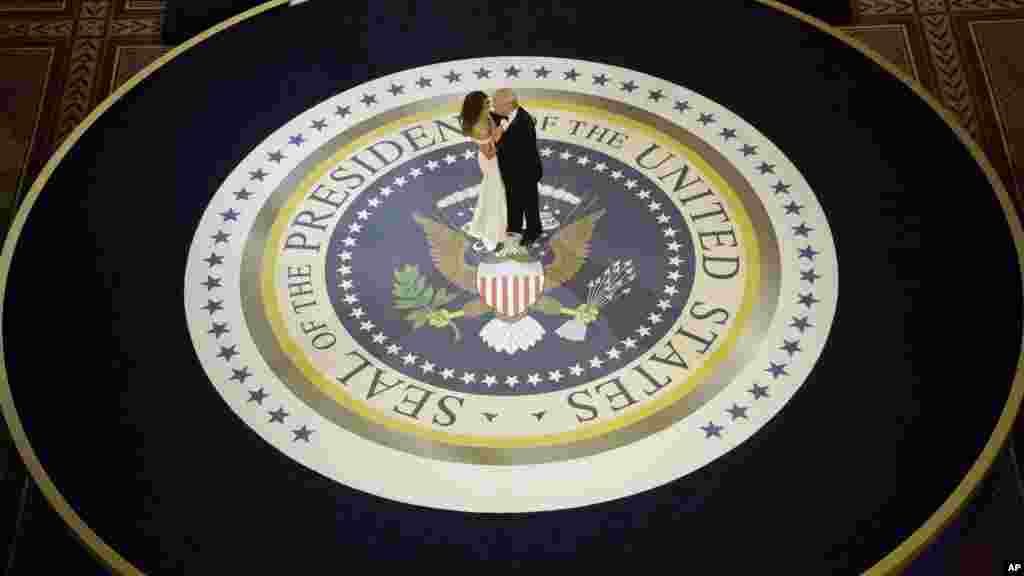 Le président Donald Trump et la première dame Melania Trump dansent au Liberty Ball au Washington Convention Center, le 20 janvier 2017.