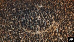 ９月７日数以万计的香港人在政府附近集会，反对国民教育课程