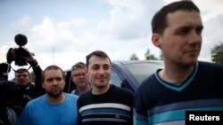 우크라이나 친러 분리주의 세력에 의해 억류돼 있던 유럽안보협력기구 소속 국제 감시단원들이 3일 풀려난 뒤 우크라이나 동부 도네츠크 시로부터 30Km 떨어진 곳에 머물고 있다.