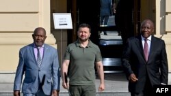 非洲和平使团代表科摩罗（LtoR, Comoros）总统阿扎力·阿苏马尼（Azali Assoumani），乌克兰总统泽连斯基（Volodymyr Zelensky）和南非总统西里尔·拉马福萨（Cyril Ramaphosa）2023年6月16日在基辅举行会谈后向媒体发表讲话。