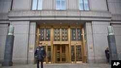 بنا به اطلاعیه وزارت دادگستری آمریکا، رضا ضراب دارای تابعیت دوگانه ترکیه – ایران، کاملیا جمشیدی و حسین نجف زاده شهروندان ایران، سه متهم دور زدن تحریم های آمریکا علیه ایران هستند