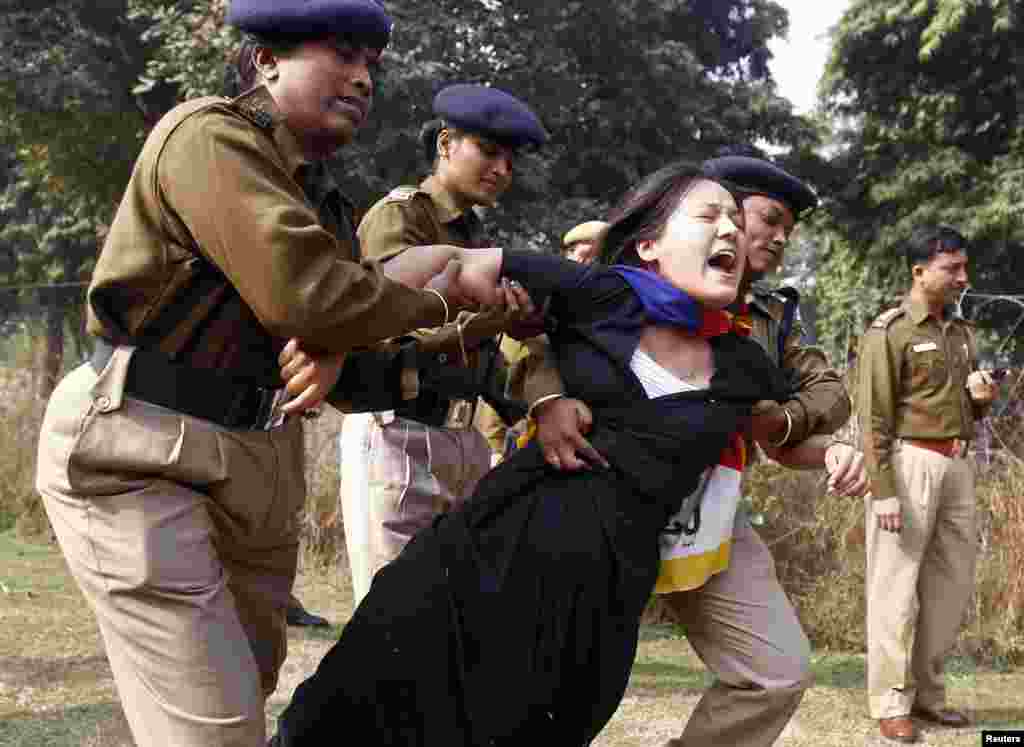 Polisi India menahan seorang perempuan Tibet di pengasingan yang melakukan protes di depan Kedutaan China di New Delhi, India.
