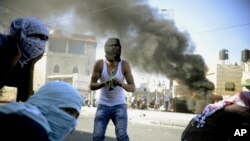 یک فلسطینی در جریان درگیری با نیروهای امنیتی اسرائیلی در اروشلیم، کوکتل مولوتوف در دست دارد - ۲ ژوئن ۲۰۱۴