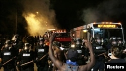 En images : affrontements après la mort d'un Noir abattu par la police en Caroline du Nord