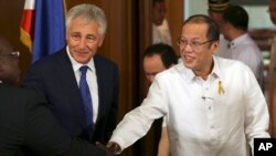 Presiden FIlipina Benigno Aquino III (kanan) , dan Menhan AS Chuck Hagel (tengah) saat berkunjung di istana Malacanang di Manila, Filipina (30/8).