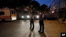 北伦敦芬斯伯里公园的清真寺发生货车撞行人袭击后，警察6月19日凌晨在附近街道巡逻。