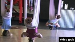 تصویری از کلاس یوگای ضدجاذبه در لس انجلس