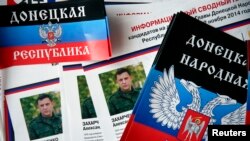 31일 우크라이나 동부 도네츠크 투표소에 후보자 홍보 유인물이 놓여있다.