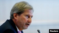 欧盟地区政策专员哈恩在欧洲议会外交事务委员会上发言 （资料照片）