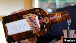 资料照：一人在法国干邑的白兰地酒厂里将人头马君度倒入玻璃杯中。（2018年11月21日）