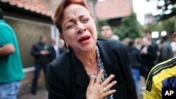 زنی که از رد توافق صلح خوشحال است. خیلی از مردم شورشیان فارک را تروریست هایی می دانند که موجب آوارگی ۸ میلیون نفر شده اند. 