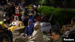 Watu walala nje kufuatia tetemeko la ardhi kwenye milima ya Atlas nchini Moroko