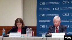 미국 워싱턴의 민간단체 전략국제문제연구소(CSIS)가 대량살상무기 확산방지구상 출범 10주년을 기념해 개최한 토론회에 참석한 레베카 허스먼, 미 국방부 대량살상무기 차단 담당 부차관보(왼쪽)와 밴 디펜 미 국무부 국제안보.비확산 담당 수석 부차관보.