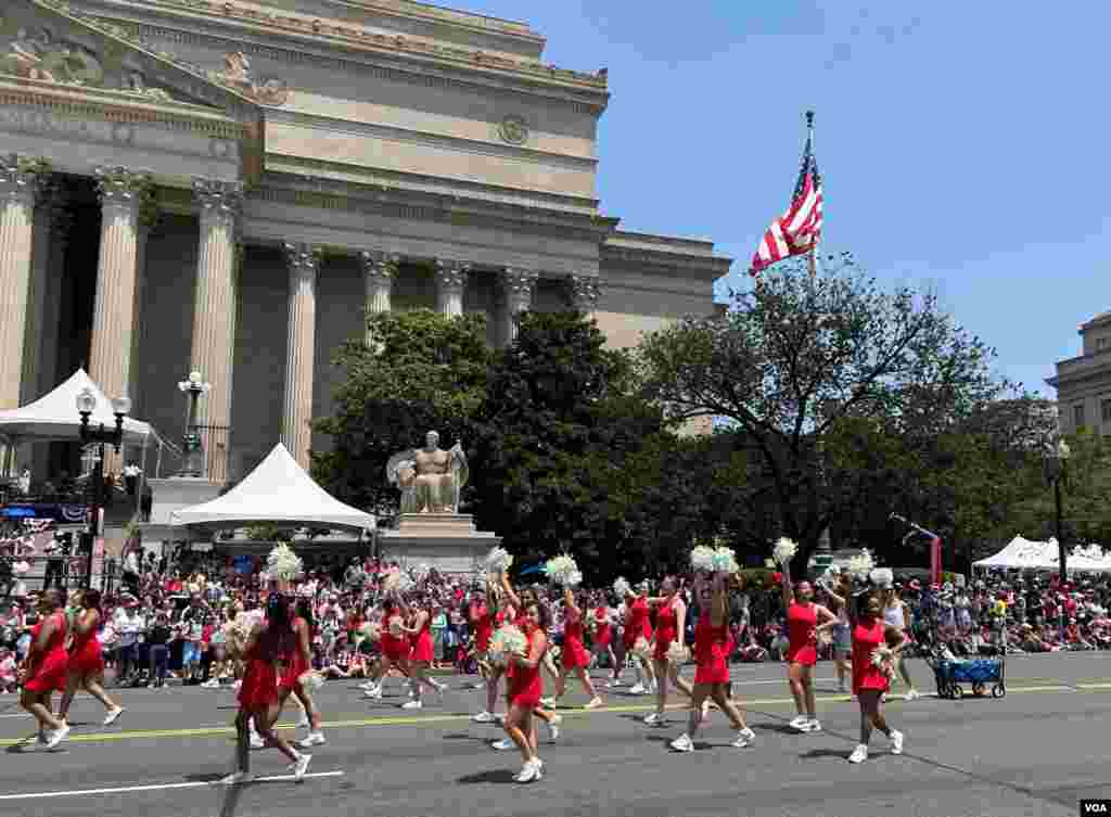 华盛顿独立日庆祝游行街头即景。(2025年7月4日)