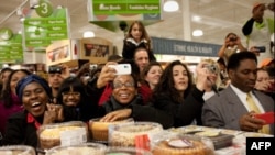 美国商店里的顾客和食品