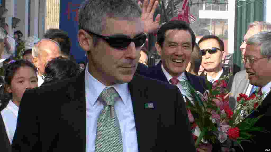 马英九在安全人员簇拥下和侨民打招呼（美国之音包小祥拍摄）