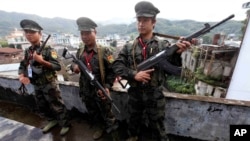 资料照片：缅甸克钦独立军人员在缅甸与中国边境的拉咱镇站岗。(2013年10月29日)