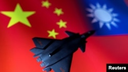 ແຟ້ມພາບ: ເຮືອບິນລົບອາຍພົ່ນແບບຈຳລອງຂອງຈີນ ແມ່ນເຫັນໄດ້ຢູ່ເທິງທຸງຊາດຈີນ ແລະໄຕ້ຫວັນ ໃນພາບນີ້ ເມື່ອວັນທີ 28 ເມສາ 2022. REUTERS/Dado Ruvic/Illustration/File Photo