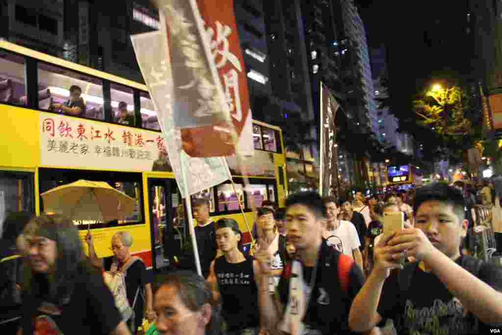 约500港人维园悼念六四后游行至中联办抗议(美国之音海彦拍摄)