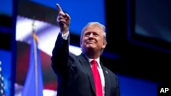 特朗普在新奥尔良举行的农场主大会上发表讲话前指向观众。(2019年1月14日)