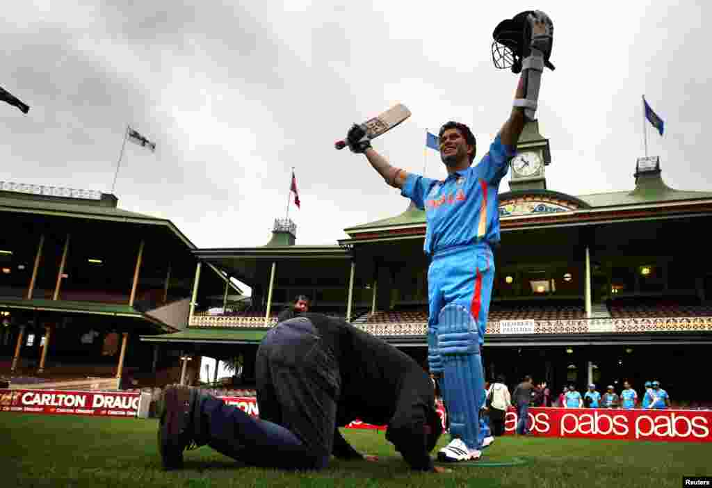 Seorang pendukung tim cricket India bersujud di depan patung lilin pemain criket India Sachin Tendulkar dalam acara promosi olah raga itu di Sydney Cricket Ground, Australia. Kelompok pendukung criket India yang dikenal sebagai &#39;Swami Army&#39; menghadiri peresmian patung lilin itu yang untuk selanjutnya akan dipajang di museum lilin&nbsp; Madame Tussauds di Sydney.