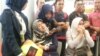 Kerabat para penumpang Lion Air dengan nomor penerbangan JT610 yang jatuh di laut, mendatangi Bandara Depati Amir di Pangkal Pinang, Senin, 29 Oktober 2018. (Foto: Antara via Reuters)