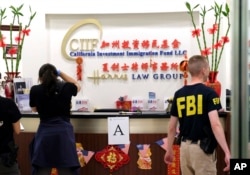 资料照：联邦特工突击搜查涉嫌欺诈的加州圣盖博的“加州移民投资基金”。（2017年4月5日）
