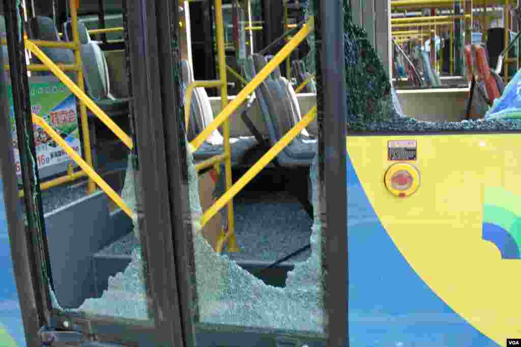 天津爆炸事故现场，核心爆炸区周围多座居民楼窗户被震碎，高速公路桥梁受损，多辆大货车被炸翻，小汽车起火或被砸，多名当地居民仍逗留在事故现场。（美国之音记者东方拍摄）