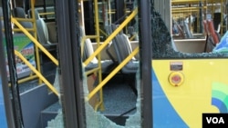 天津爆炸事故现场，核心爆炸区周围多座居民楼窗户被震碎，高速公路桥梁受损，多辆大货车被炸翻，小汽车起火或被砸，多名当地居民仍逗留在事故现场。（美国之音记者东方拍摄）