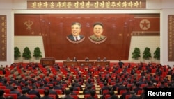 朝中社2017年10月8日发布的拍摄日期未明的照片显示，朝鲜领导人金正恩在朝鲜劳动党召开的七届二中全会上讲话。