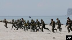 美国和菲律宾海军陆战队在南中国海周边举行联合演习