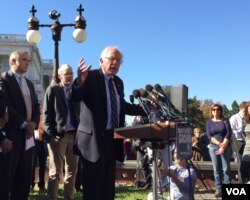 桑德斯参议员2015年10月4日在国会山集会上呼吁转变能源结构应对气候变化。（美国之音杨晨拍摄）