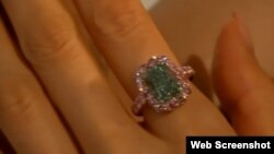 این الماس ۵ و سه صدم قیراطی، یکی از جواهرات ارزشمند عرضه شده در حراج بهاره کریستی در هنگ کنگ بود.