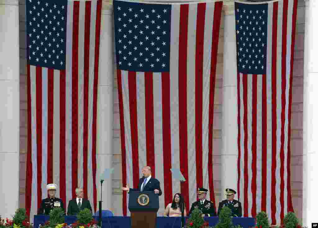 Presiden Donald Trump berbicara di Memorial Amphitheater di Taman Makam Pahlawan Arlington di Arlington, Virginia, 29 Mei 2017, pada perayaan Memorial Day atau Hari Pahlawan.
