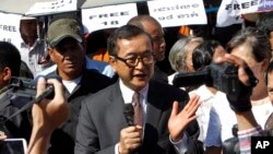 រូបឯកសារ៖ លោក សម រង្ស៊ី អតីត​ប្រធាន​គណបក្ស​សង្គ្រោះ​ជាតិ (កណ្តាល) ថ្លែង​សុន្ទរកថាក្នុង​ថ្ងៃប្រារព្ធ​ទិវា​សិទ្ធិមនុស្ស​អន្តរជាតិ នៅ​មុខ​រដ្ឋសភាជាតិ នៅ​ទីក្រុង​ភ្នំពេញ កាលពីថ្ងៃពុធ ទី១០ ខែធ្នូ ឆ្នាំ​២០១៤។