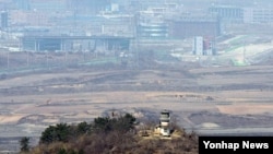 6일 북한군 1명이 상관을 살해하고 경의선 남북관리구역 군사분계선을 넘어 한국으로 망명한 가운데, 한국 측 도라산 전망대에서 바라본 북한 초소와 개성공단.