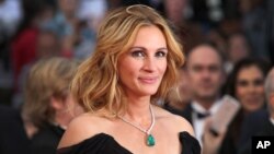 خانم رابرتز ۴۹ ساله است.