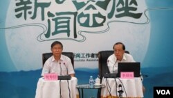 中国现代国际关系研究院副院长李绍先在中外记者茶聚上谈中东反恐问题（美国之音东方/拍摄）