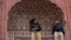 Policiers pakistanais devant la mosquée de Badshahi à Lahore, 6 juillet 2016. (Photo AP/K.M. Chaudary)