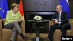 La Chancelière Angela Merkel parle avec le président russe Vladimir Poutine à Sochi, Russie, le 2 mai 2017.