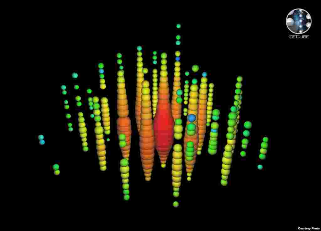 Foto digital ini memperlihatkan neutrino energi terakhir yang pernah diamati, dengan perkiraan energi 1.14 petaelectronvolts (PeV), terdeteksi oleh Observatorium Neutrino IceCube di Kutub Selatan pada 3 Januari 2010. (Kolaborasi IceCube)