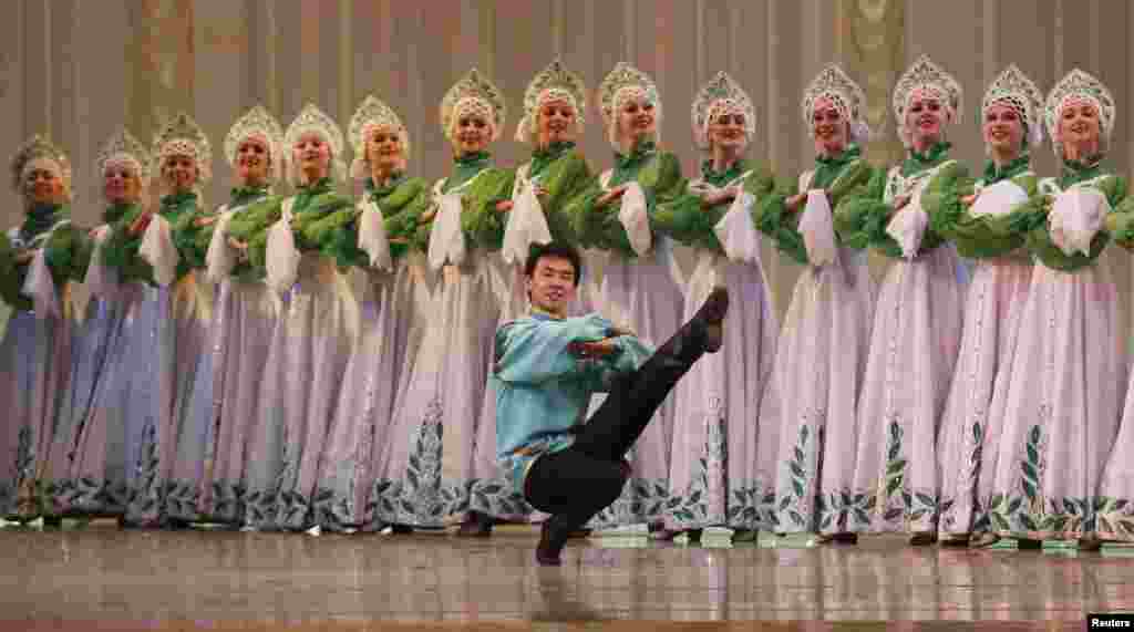 Para mahasiswa sekolah ballet di Universitas Krasnoyarsk melakukan gladi resik dalam pertunjukan di kota Krasnoyarsk, Siberia, Rusia.