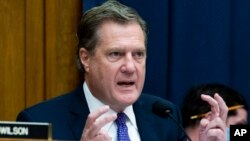 资料照：美国联邦众议院情报委员会主席迈克·特纳（Mike Turner）在国会的一个听证会上讲话。