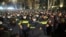 Полиция перекрыла улицу во время митинга против результатов парламентских выборов в Тбилиси, Грузия, 19 ноября 2024 года.