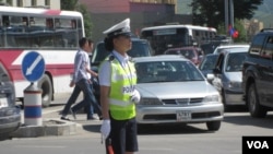 乌兰巴托市中心的女交通警察（美国之音白桦拍摄）