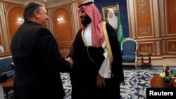 Le secrétaire d'État américain Mike Pompeo rencontre le prince héritier saoudien Mohammed ben Salman lors de sa visite à Riyad en Arabie Saoudite, le 16 octobre 2018.